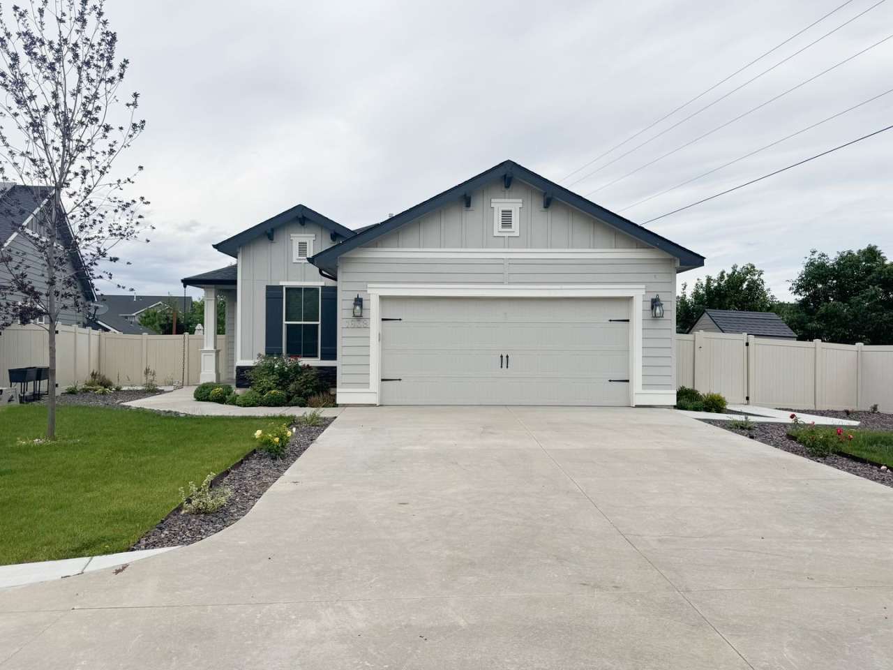 New on Market! Close to Freeway and Shopping!