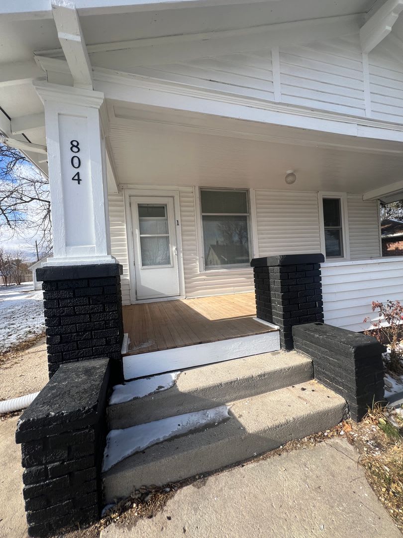 Charming Main Floor Apartment – 2 Bed, 1 Bath with Garage!