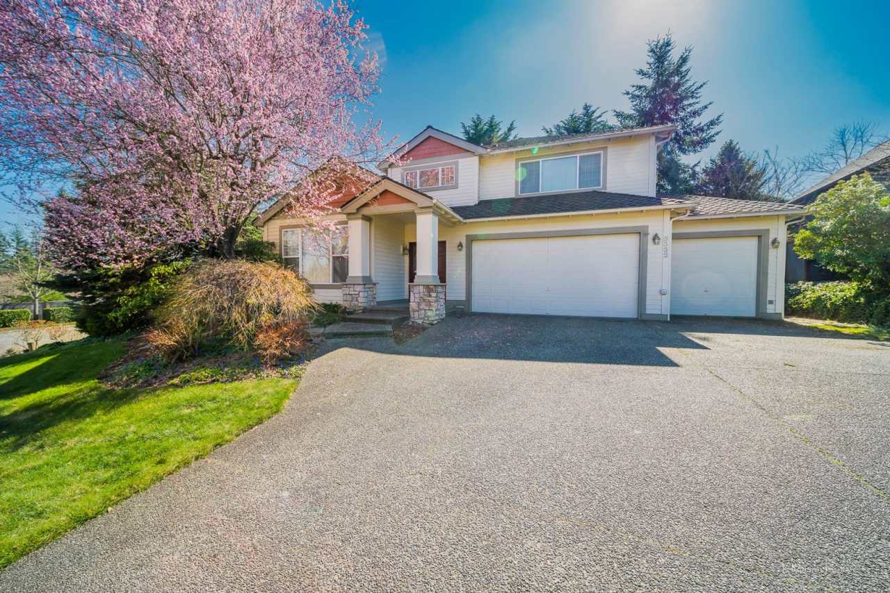 Amazing  spacious 4 bed plus office, 2.5 bath 3 car garage home w/brand new carpet