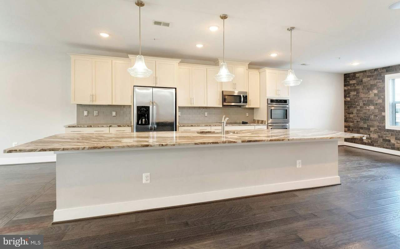 44750 TIVERTON Square