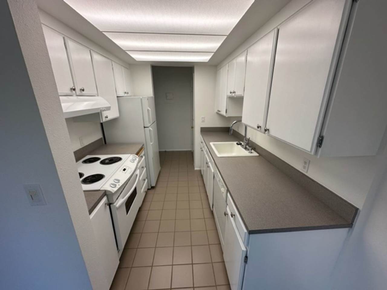 Large Open And Bright 2bd 1.75 Bath Condo in Shoreline!