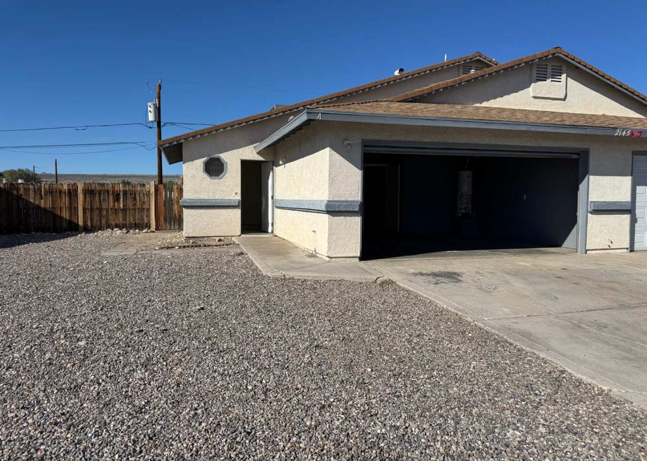 3BR Duplex with gated yard and Garage