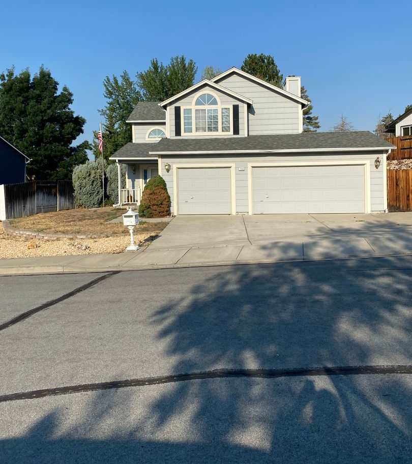 Spacious 4 Bed Home with 3 Car Garage off of Vista!!!!!