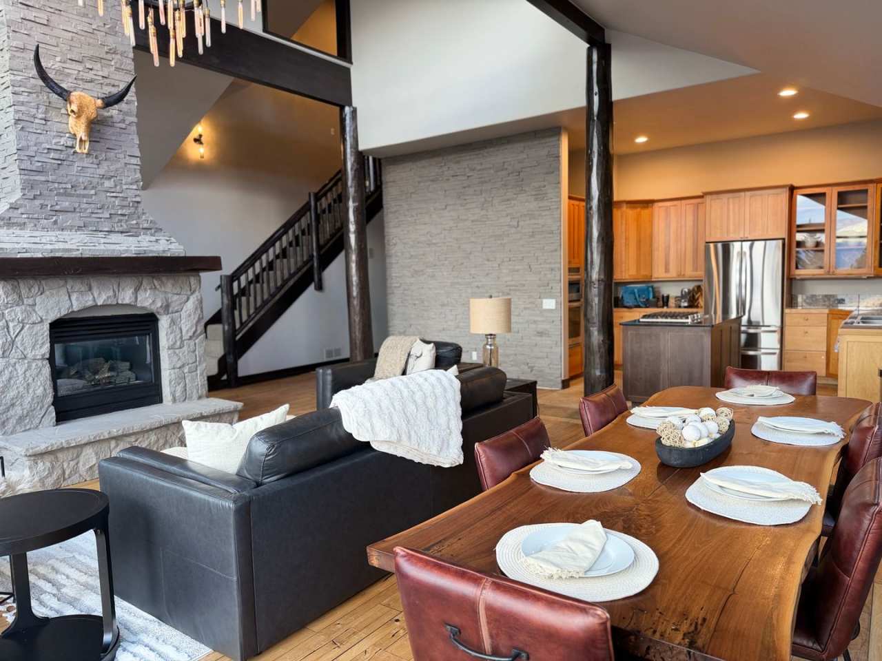 Gorgeous furnishings, Views, Luxury, Deck, Fireplaces, 4 bedroom in Breckenridge. Winter Seasonal, Close to bus route!