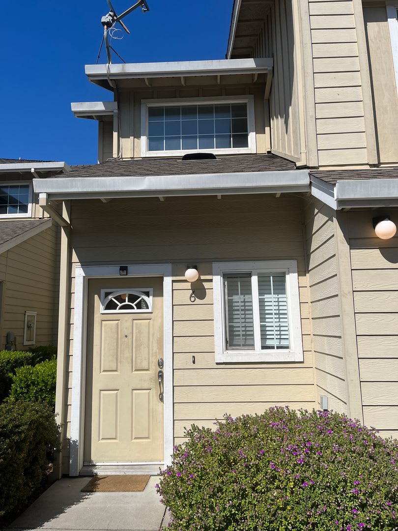 3 bedroom 2.5 bath town home with large bonus living room and 2 car garage parking