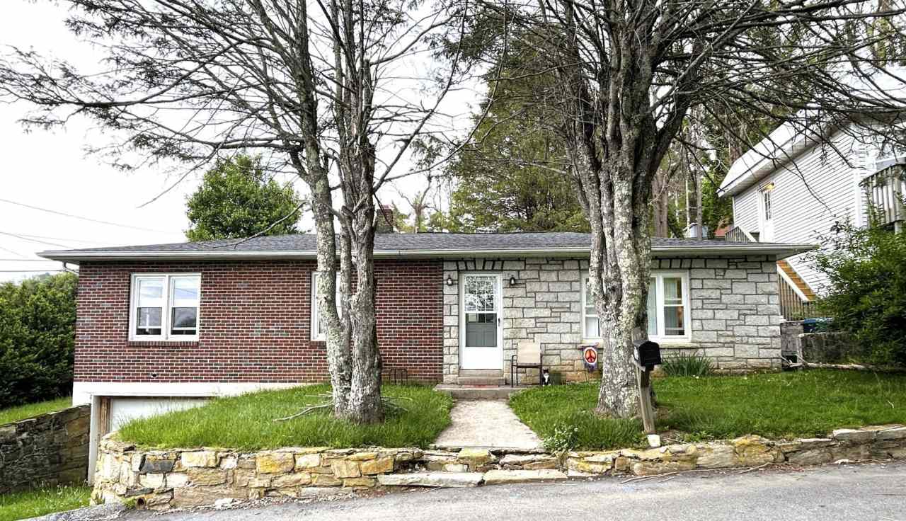 Charming Ranch Right Off W King Street!