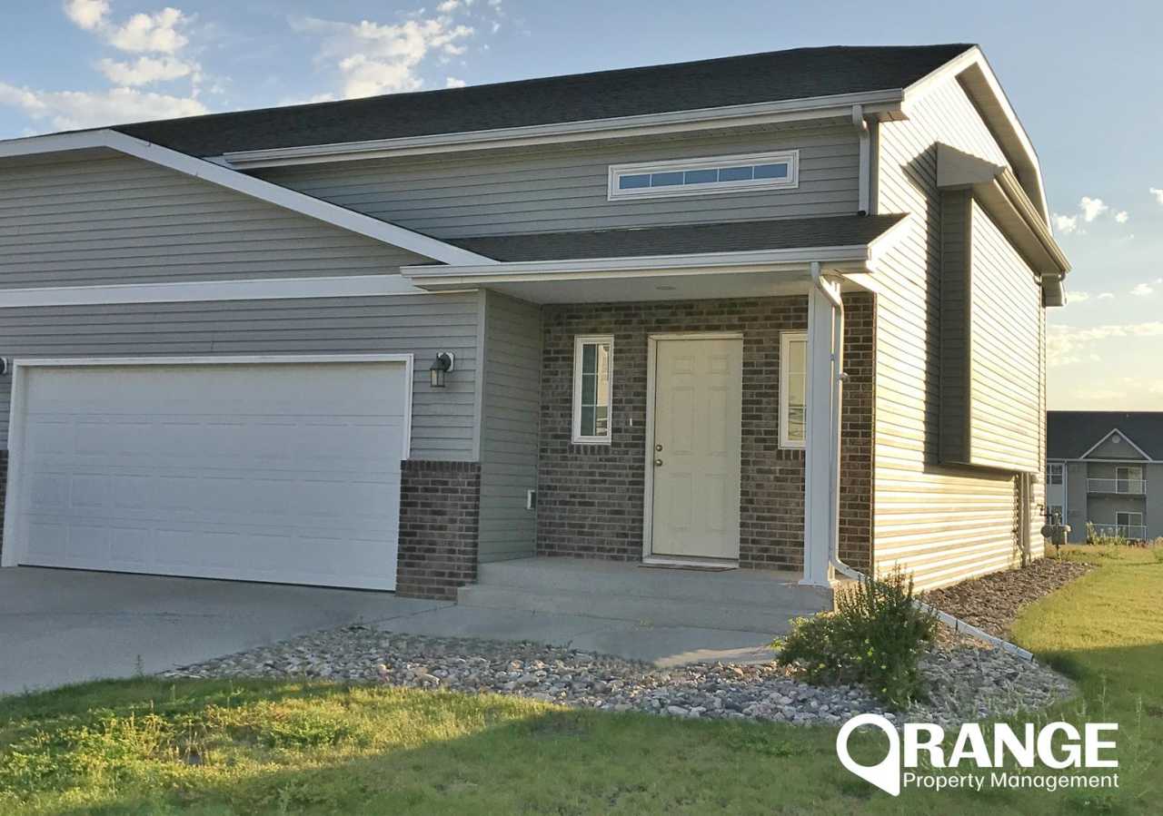 3 Bedroom Townhome | Attached Double Stall Garage | Spacious
