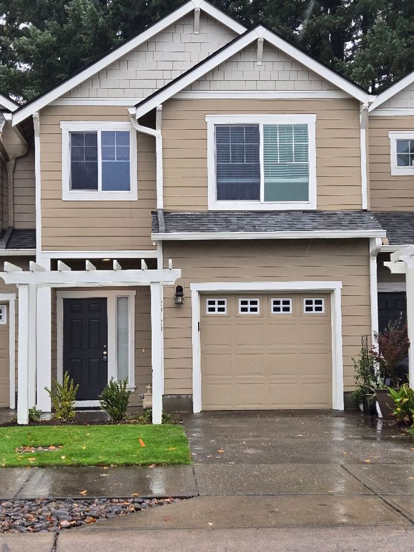 All Brand New flooring- 3 br 2.5 bth - Walking Trails  Park close by... easy access to Portland, Walk to shops !