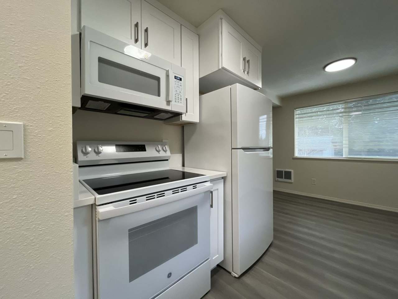 2 Bed 1.5 Bath Spacious Apartment - New Washer and Dryer Hook-ups NEWLY REMODELED