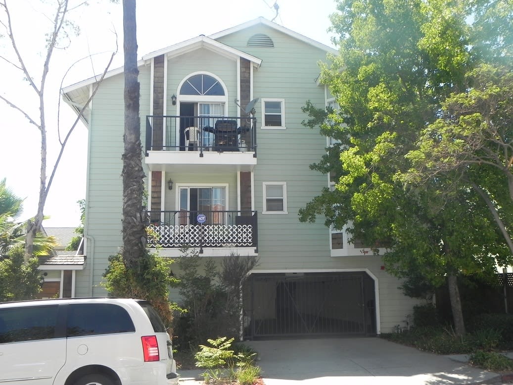 TRAFFICE CIRCLE- EASTSIDE LONG BEACH CONDO--TOP FLOOR--GREAT VIEWS