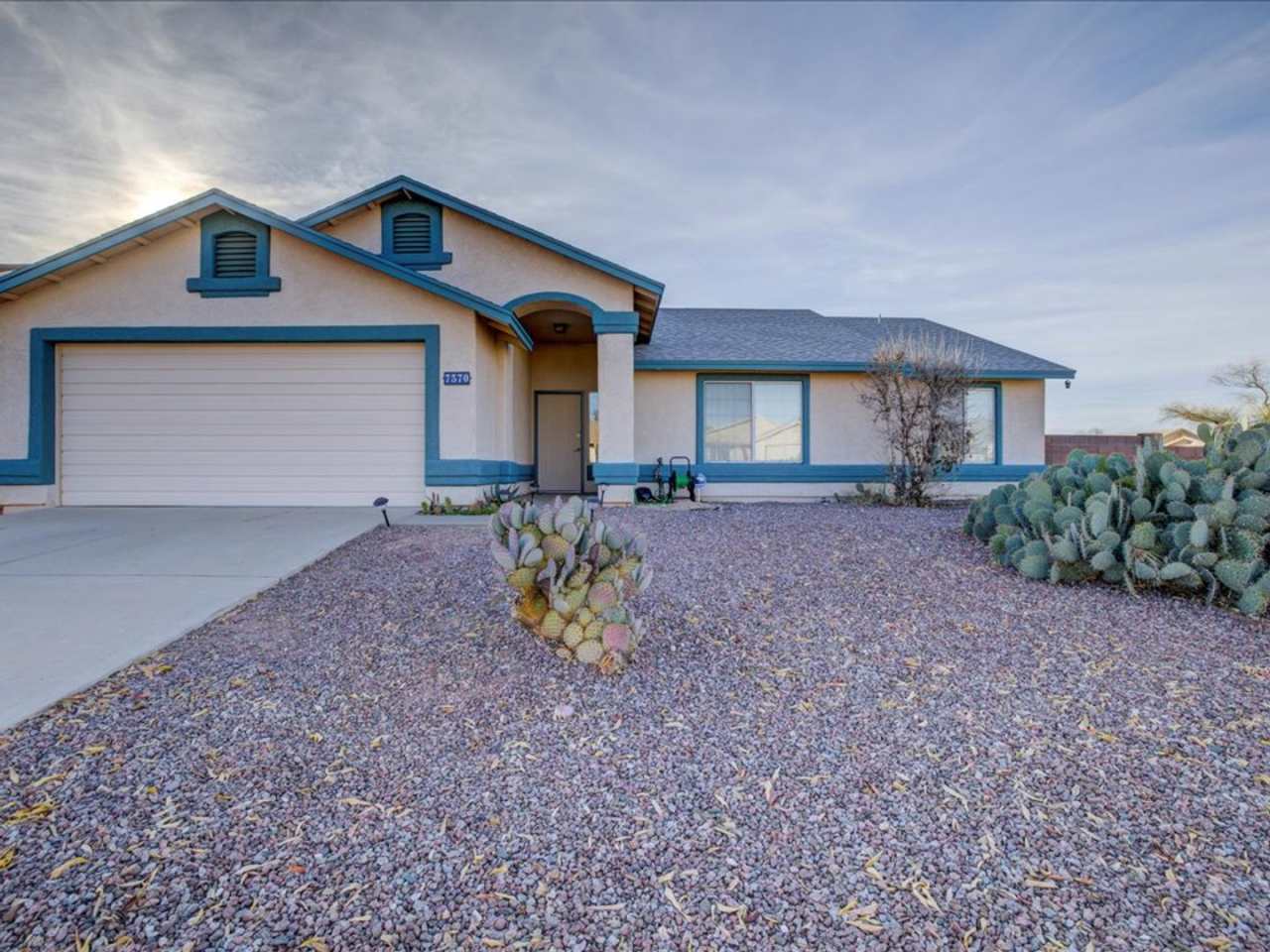 3 Bedroom 2 Bathroom VAIL SCHOOL DISTRICT! CORNER LOT!