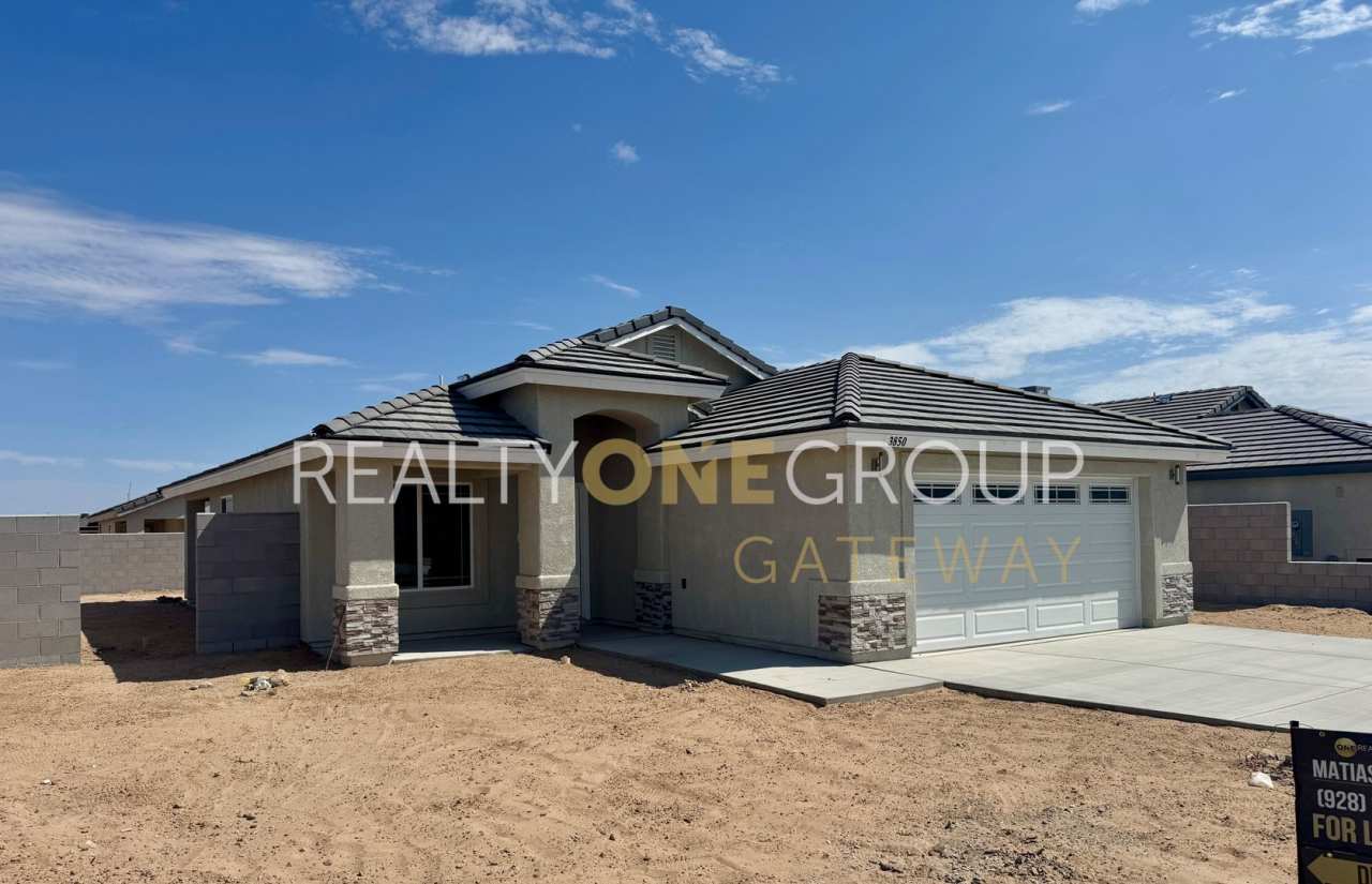 Brand New 3 bedroom home with 2 car garage in San Luis AZ. - Casa Nueva con Bardas