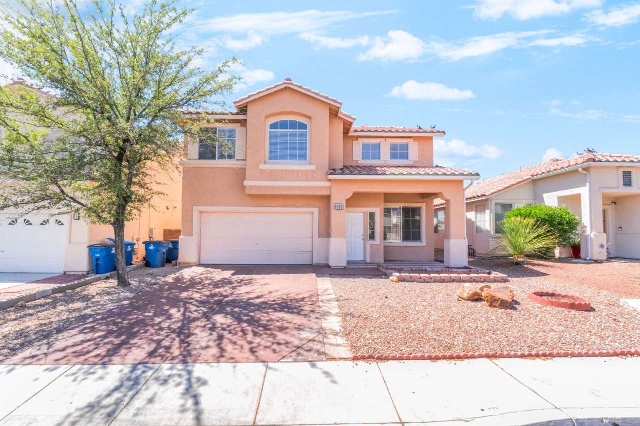 Beautiful 5 bed home with sparkling pool located in the heart of Las Vegas!