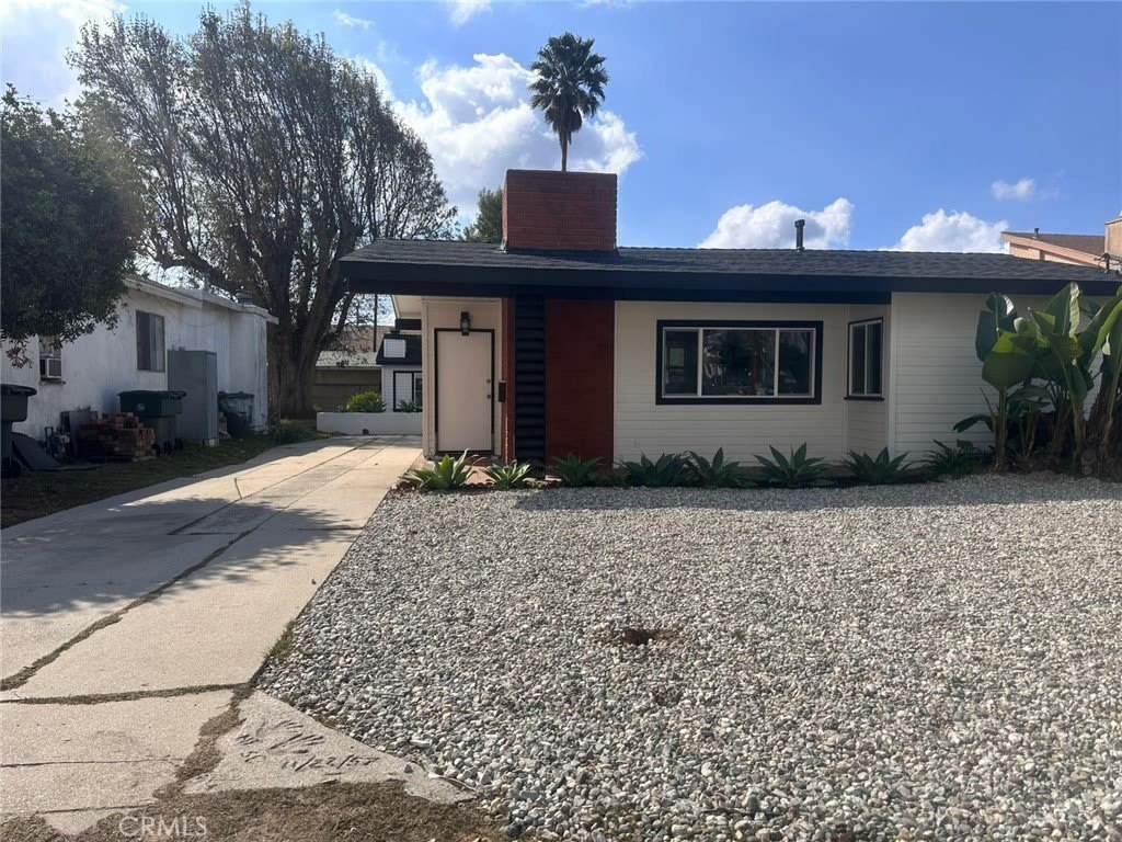 2072 Santa Fe Avenue