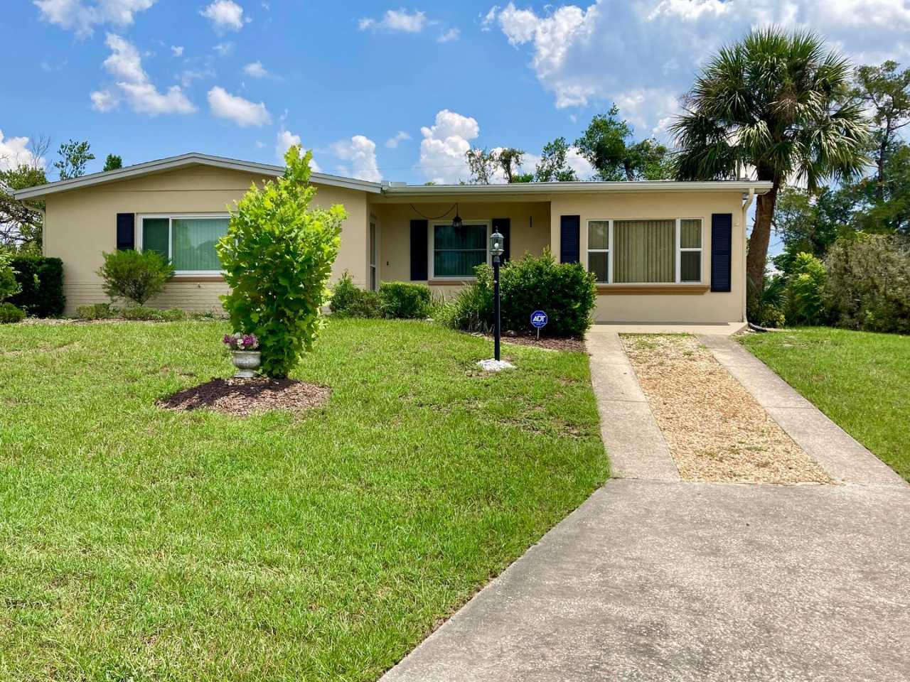 Clean ready to go 2/1 in Beverly Hills!