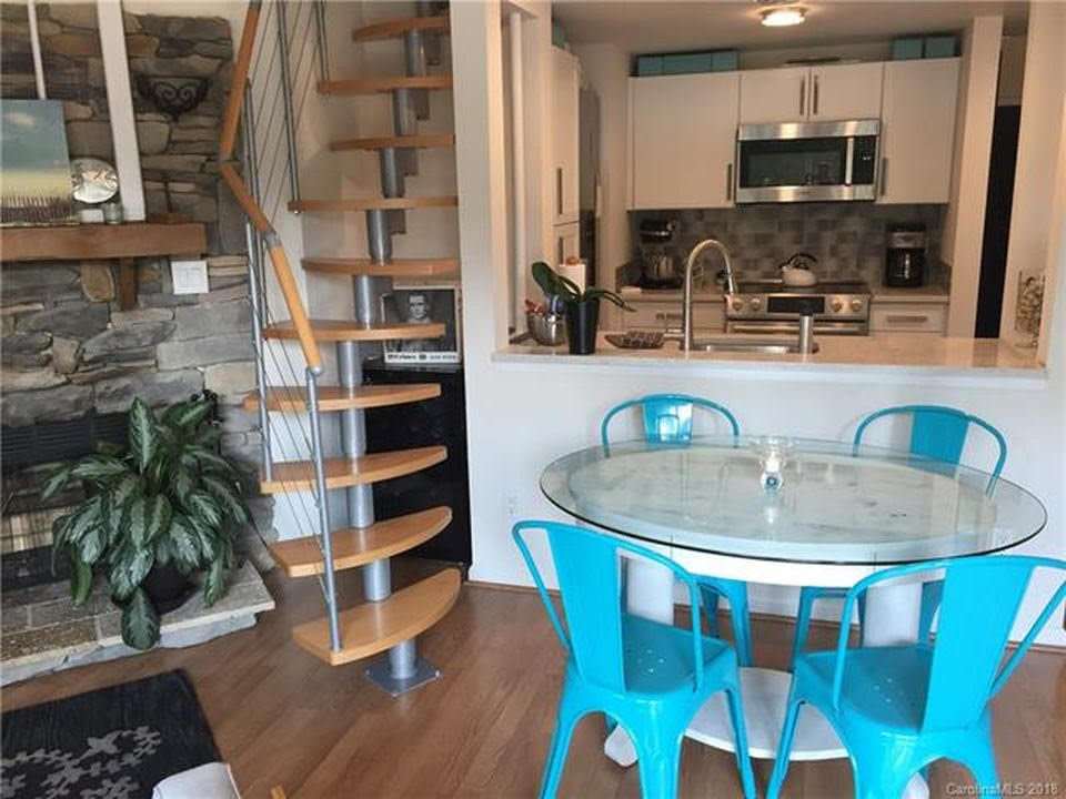 Partially Furnished 1BR condo w/Loft by Bank of America Stadium
