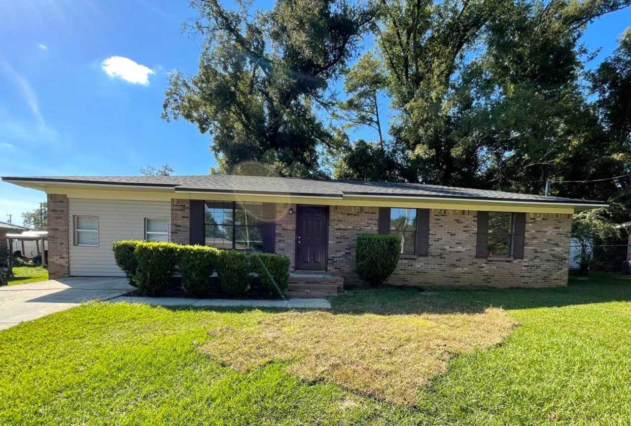 Spacious 3/1 Brick Home in a Low-Traffic cul-de-sac on the West end of Marianna