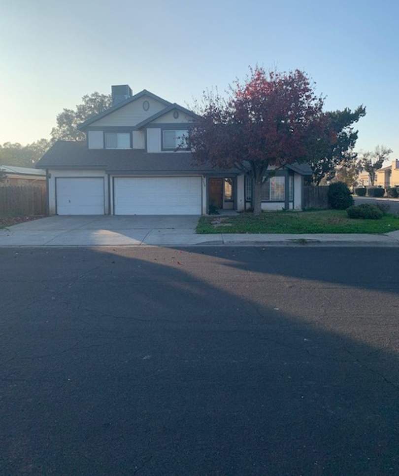 Beautiful 4 Bedroom 2 Bath Located in North Hanford!