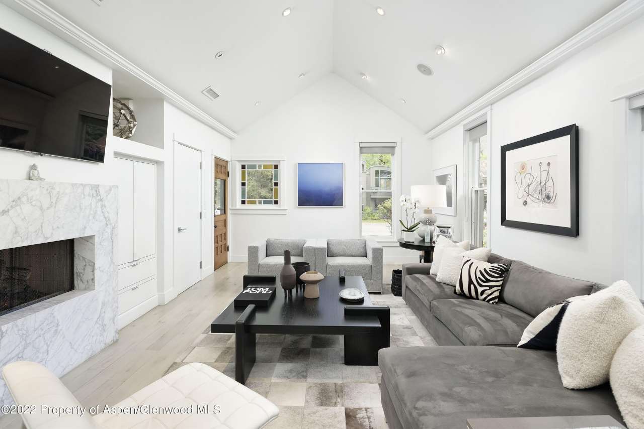 533 W Francis Street