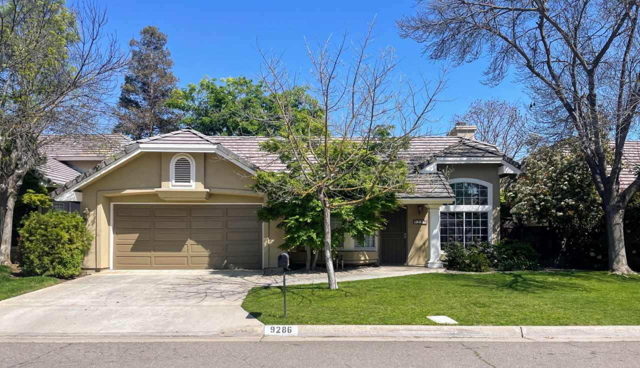 Wonderful home located in the Dominion Community offering many nice amenities.