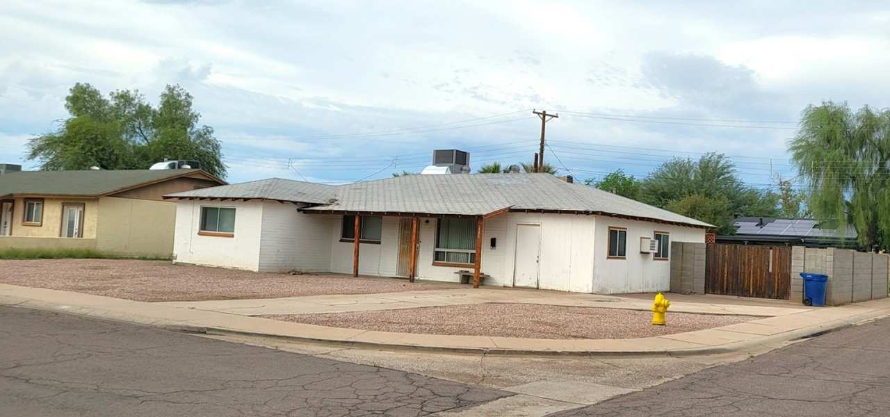 NICE 4 BED 2 BATH CORNER LOT HOME!!!!