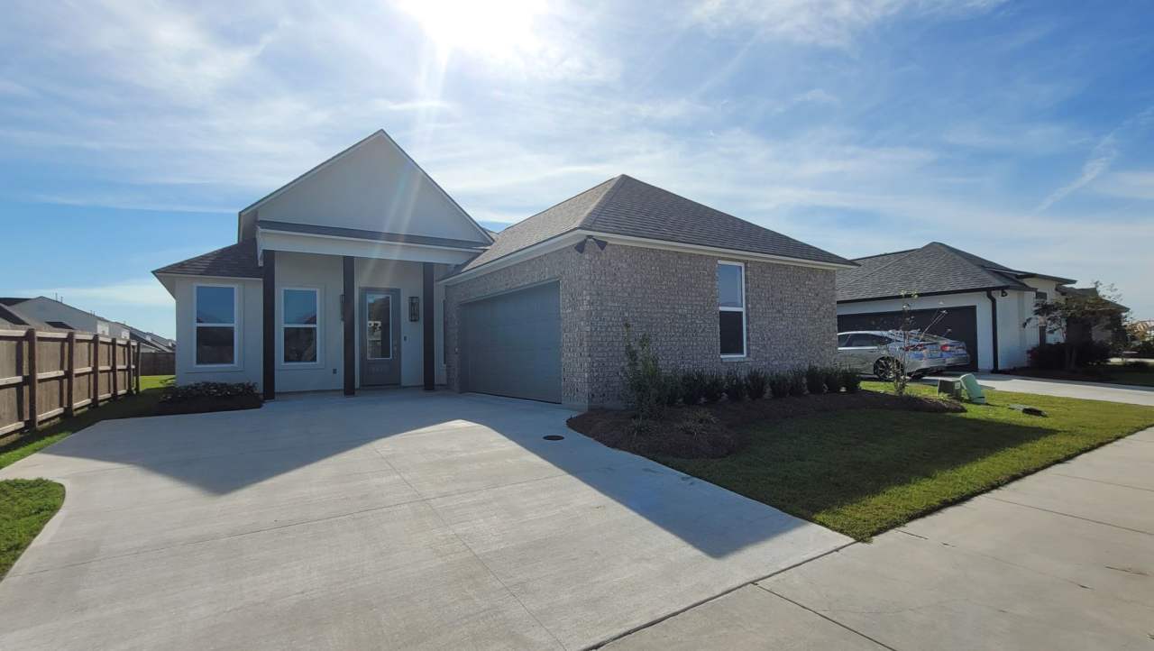 4 bedroom, 3 bath home in Woodstock Park!