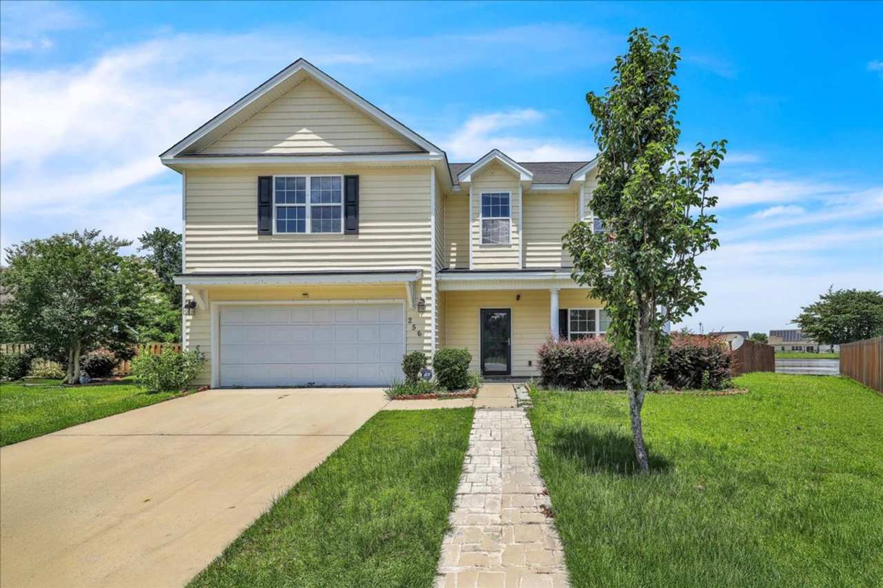 Spacious 4 Bed, 2.5 Bath in White Oak