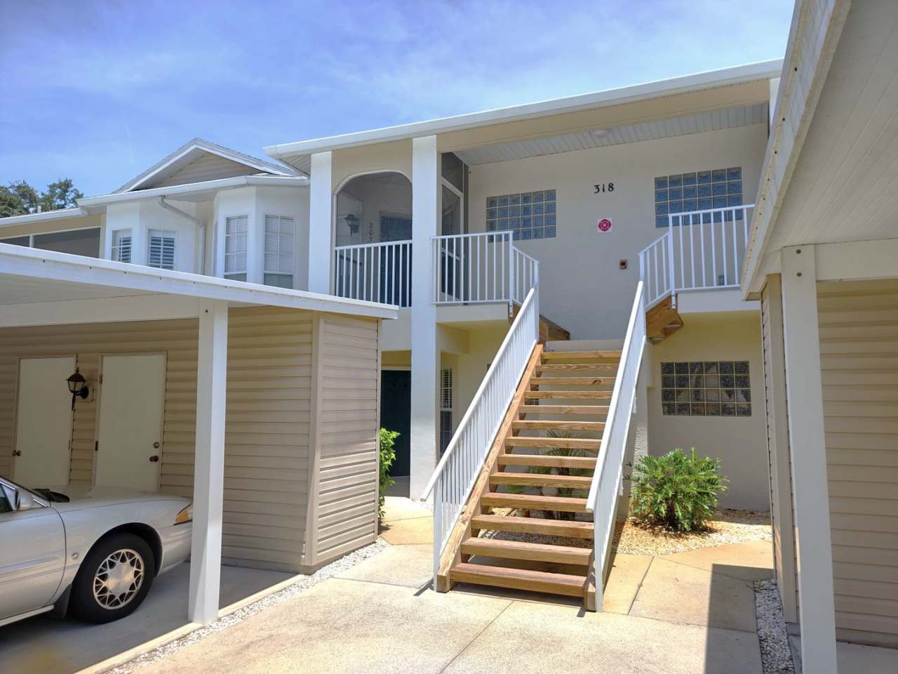 Annual Furnished - Attractive 2 Bedroom 2 Bathroom Plus a Den Condo with 2nd floor Reserve View!