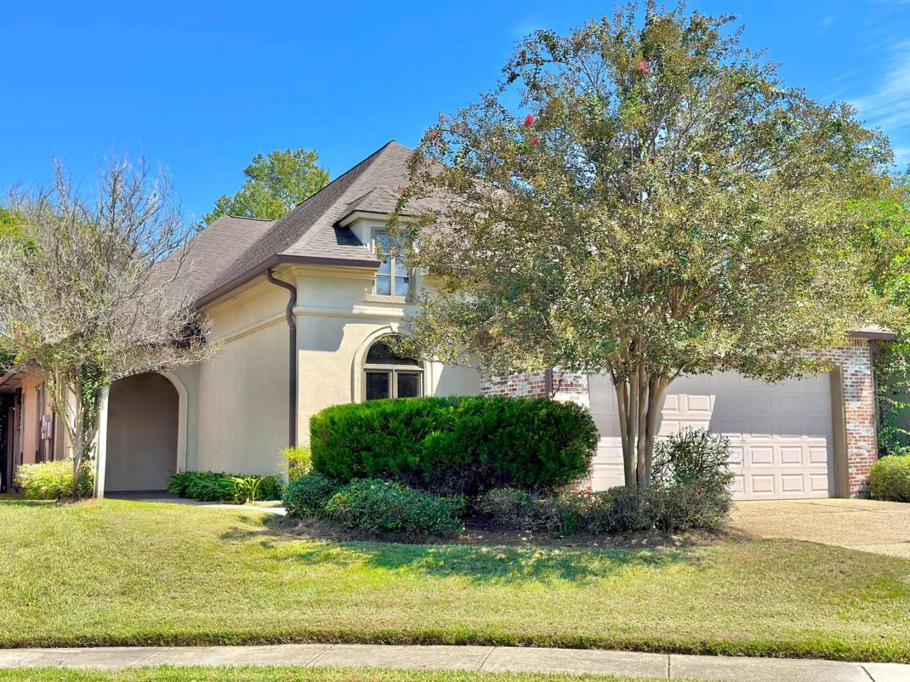 Inviting 3 Bed, 2 Bath Home in Lakeshore Garden – Pet Friendly with Lawn Care Included!