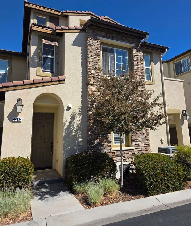 Gorgeous 3 Bedroom Townhome in Paseo del Sol with new flooring and paint!