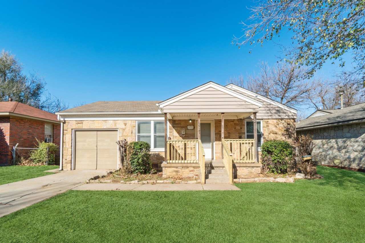 3 bed, 1 bath home in the Village