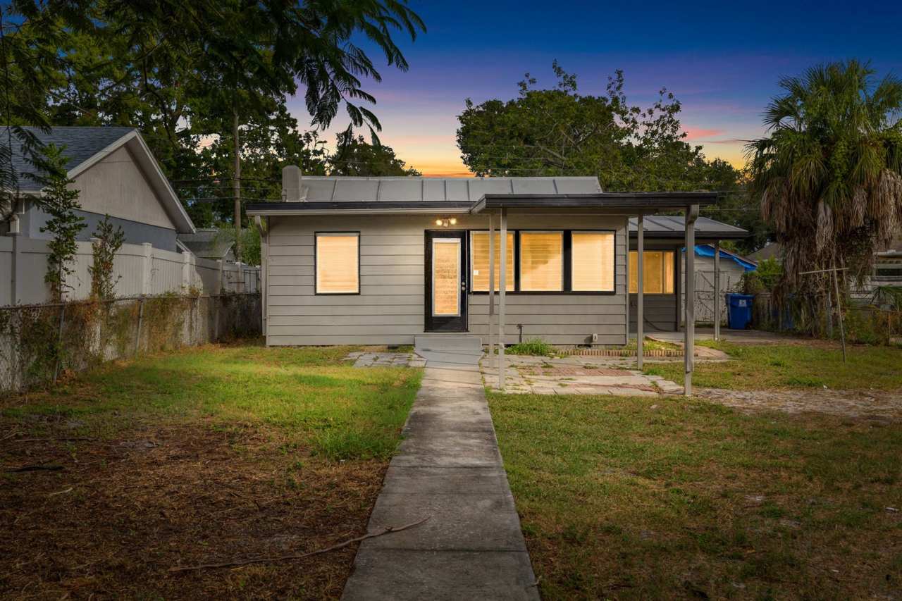 $25 Drive by  Apply for Beds 2 Bath House * Large Living/Dining + Bonus Room and Yard** Move in by December 15th and get January Rent Free **