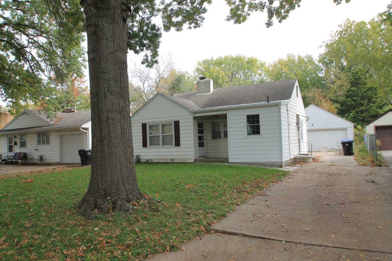 This 4br, 2bth home is for someone who wants way more than they pay for, so just keep a moving.