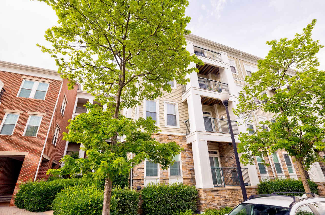 Partially Furnished Elegant 2BD Condo with Unbeatable Access  Premium Features in Arlington w/ Parking!