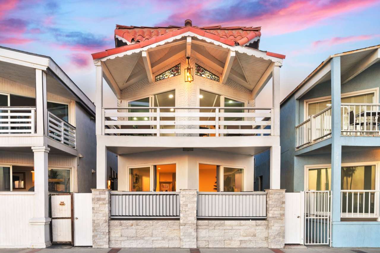 Fully Furnished, Oceanfront Boardwalk in Newport Beach