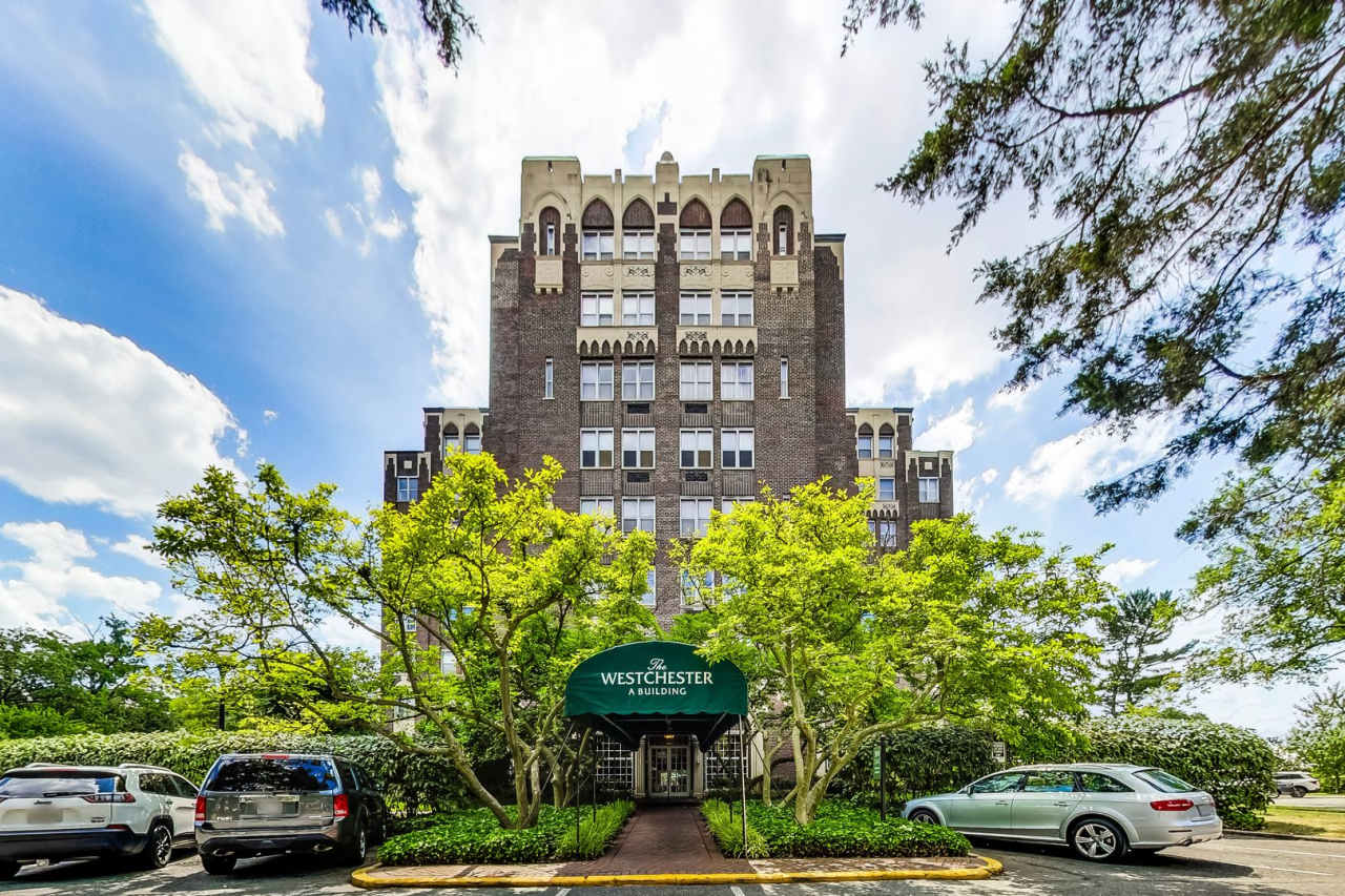 Elegant 2 Bedroom/ 2 Bath Unit in Westchester Cooperative!