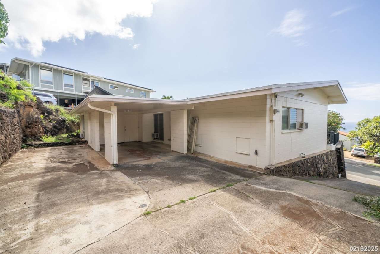 $5000/month 3Bd 2Ba 1432 Ohialoke St - MUST SEE (Waialae Iki)- Small Pet Negotiable
