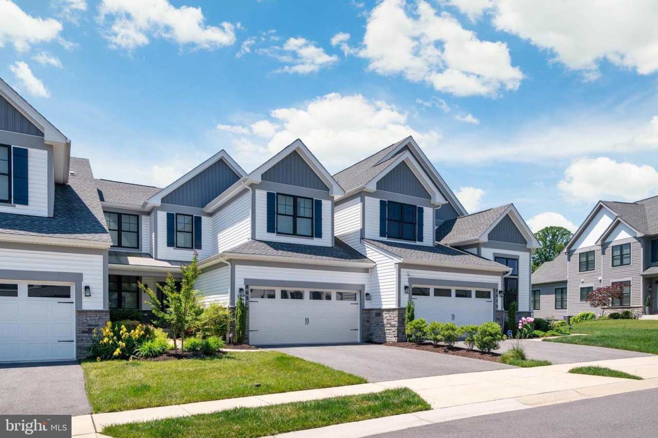 Luxurious and stunning 4bd 3.5bth home awaits you!