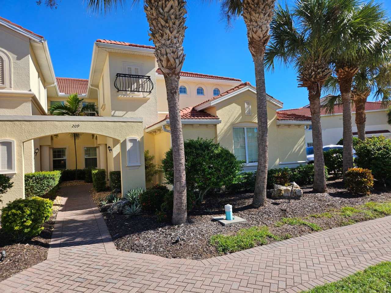Annual Unfurnished 3 Bed 2 Bath with a Den Condo in Venetian Golf and River Club!