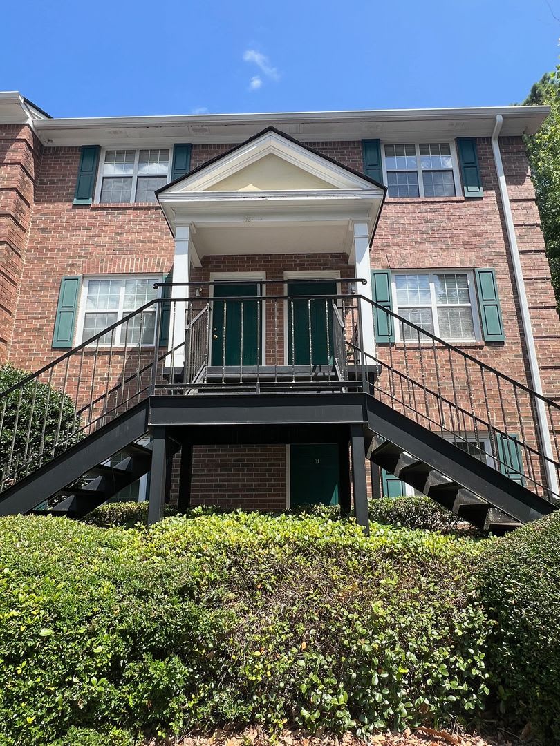 2 bed 2.5 bath townhouse