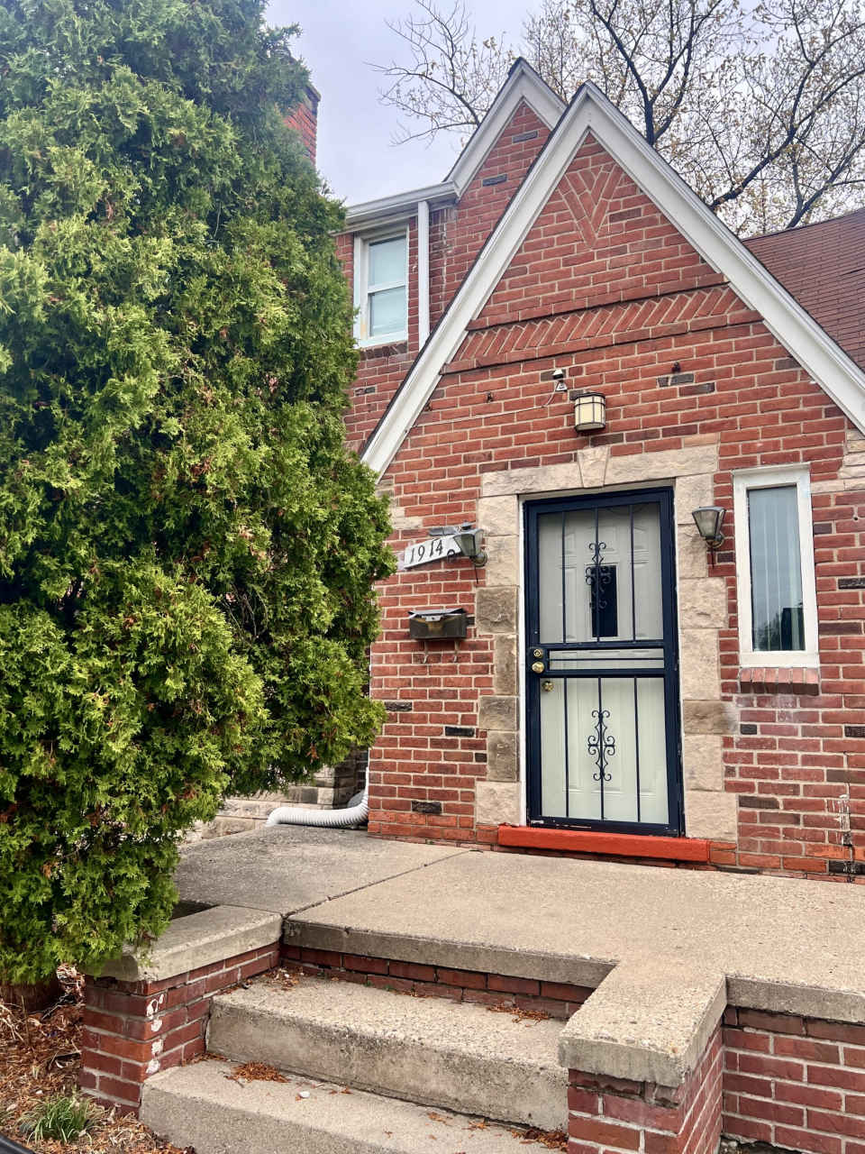 19140 Greenlawn Street