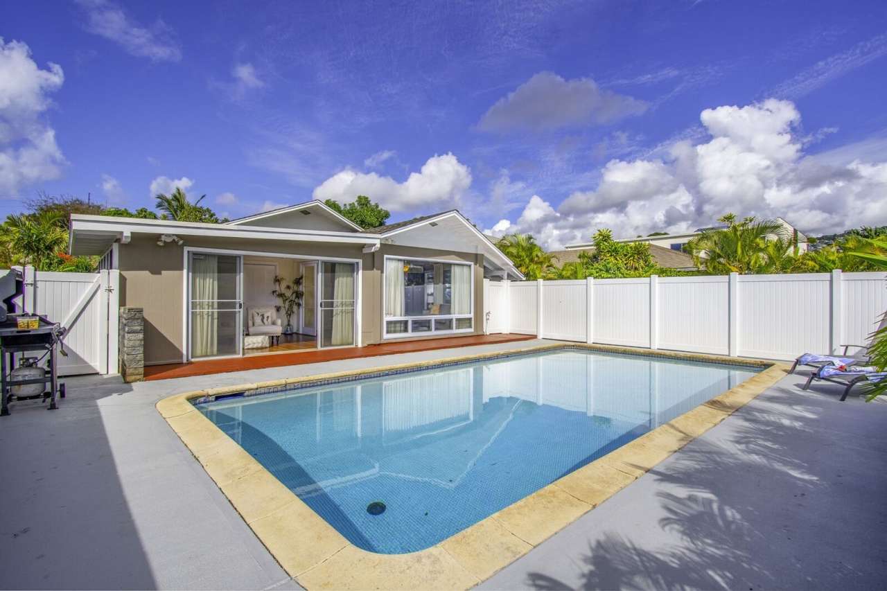 2bd/2ba Home w/Private Pool, Upscale decor,  Near Kahala Beach. Kahala Cottage