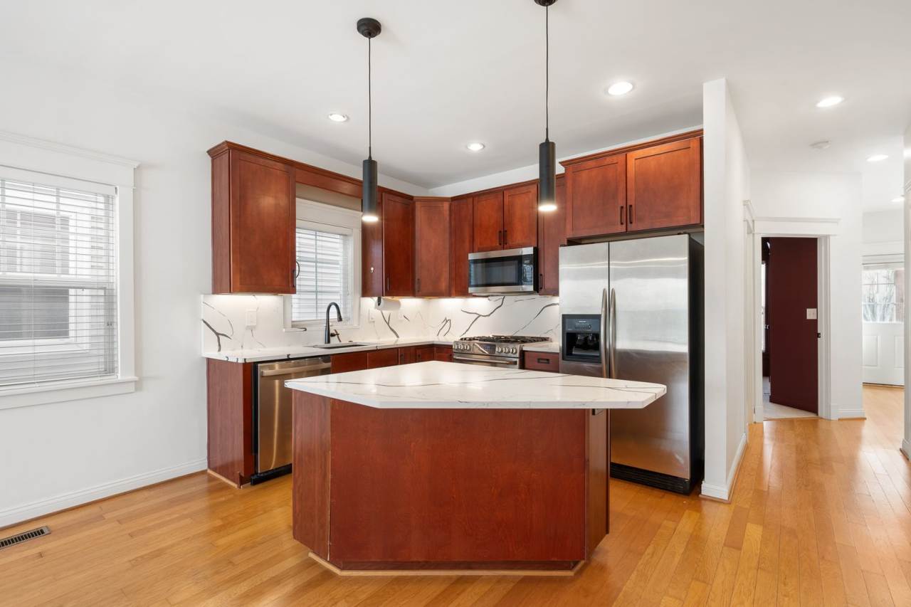 BEAUTIFUL CLIFTON HOME W/FENCED IN YARD AND FINISHED BASEMENT