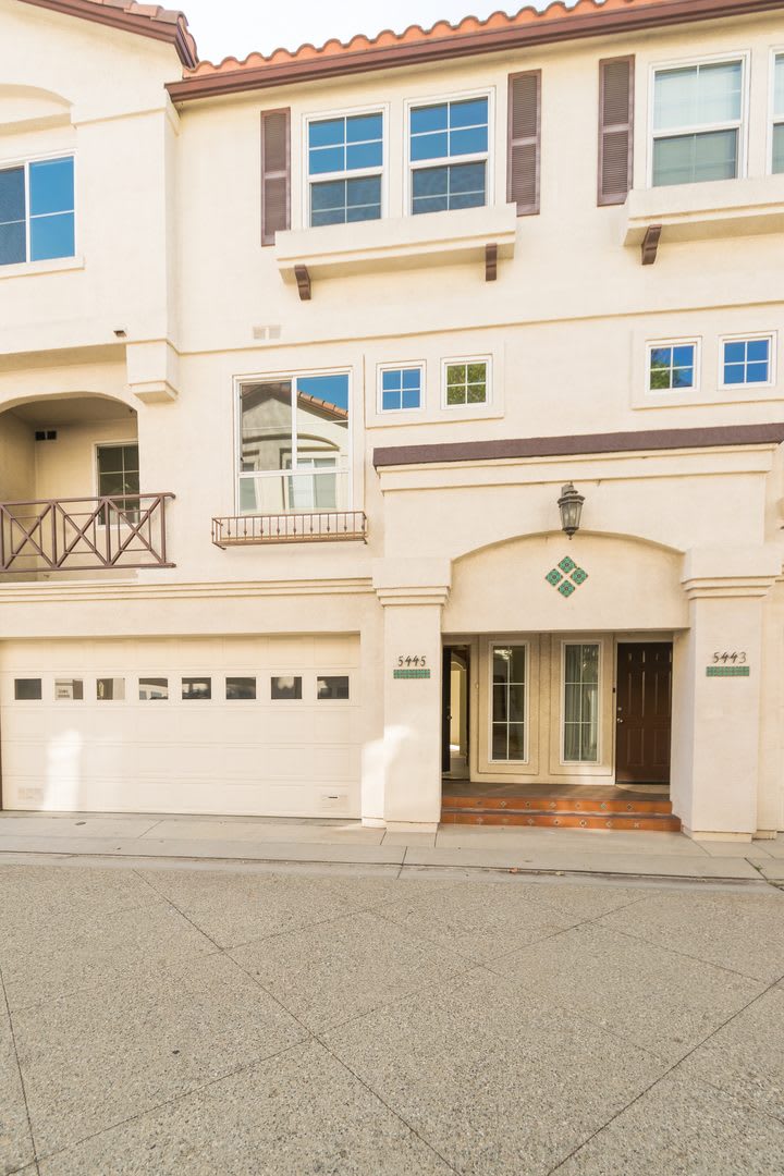 Clean  Bright 3 Story 4 Bedroom Townhome in Gated Community - MB Adjacent