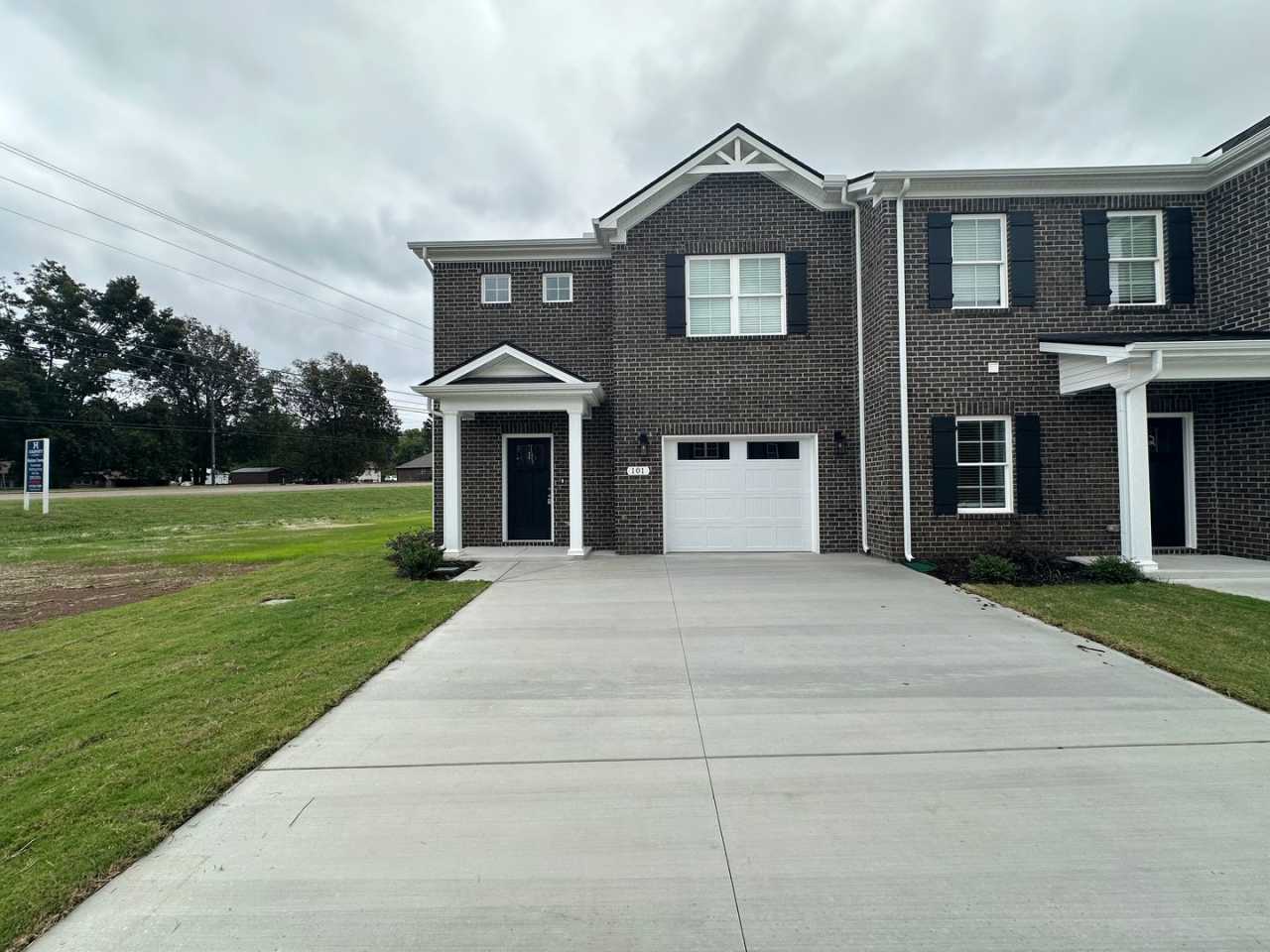 MOVE IN SPECIAL....BRAND NEW Townhome in Shlebyville!