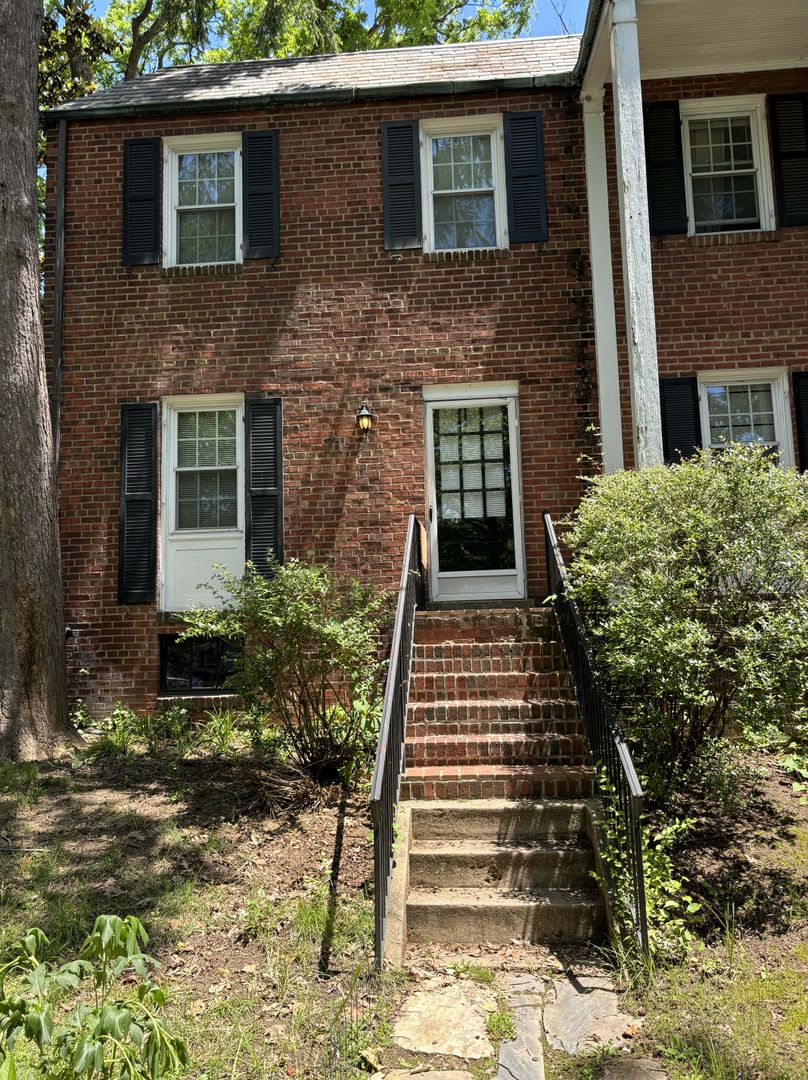 Alexandria/King Street Metro/Rosemont - 71 Commonwealth Ave - $2,595.00