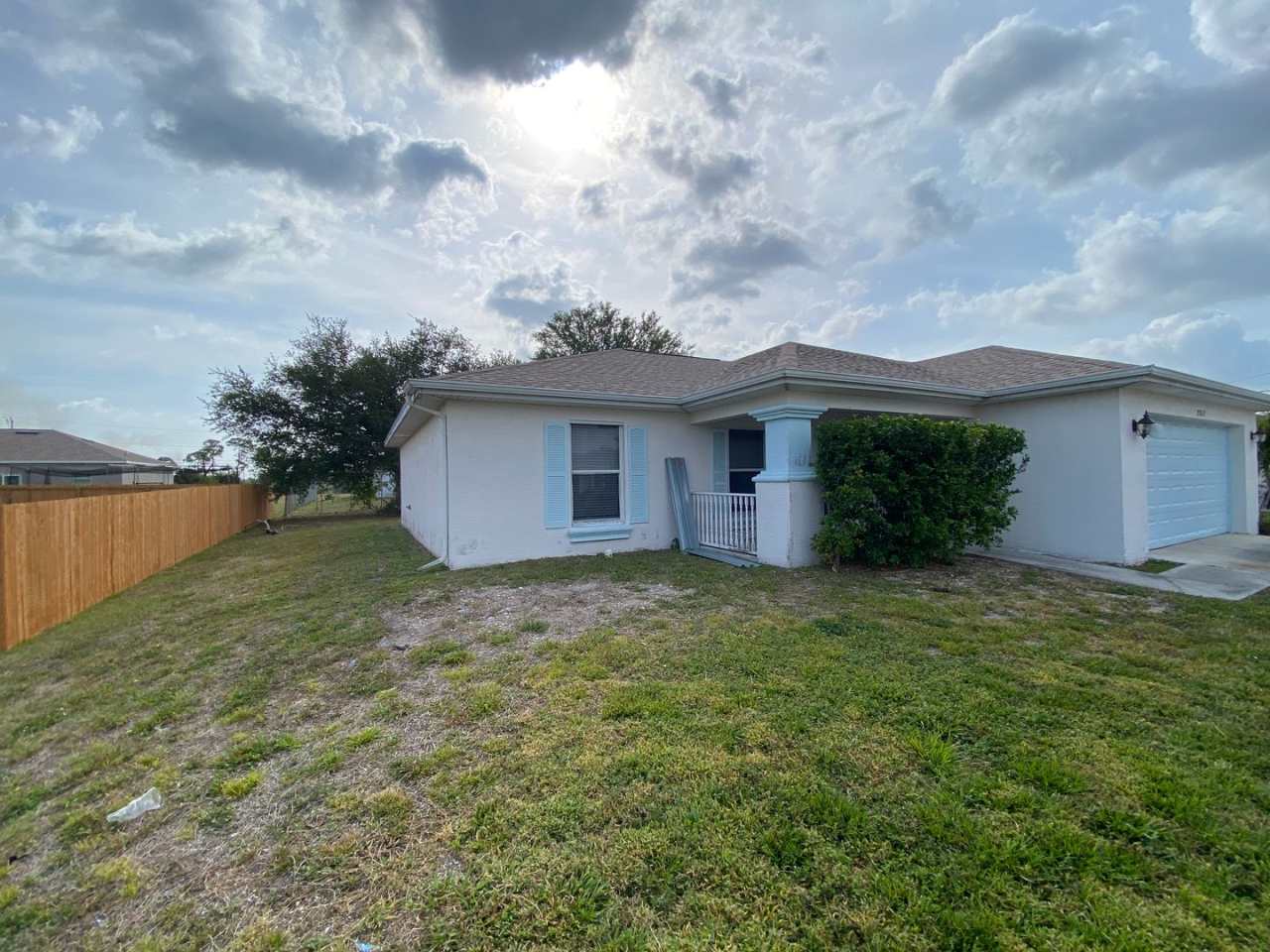 DEPOSIT AND FIRST MONTH GETS YOU IN, NO LAST MONTH REQUIRED: Spacious and Charming 3 BD / 2 BR With A Den