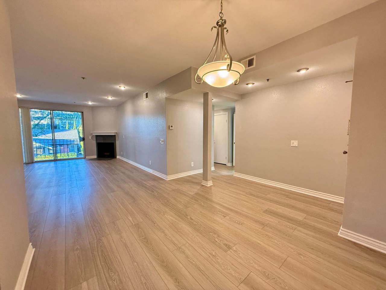 HUGE 2BD/2BA Bankers Hill Condo! ASSIGNED GARAGE PARKING! POOL!