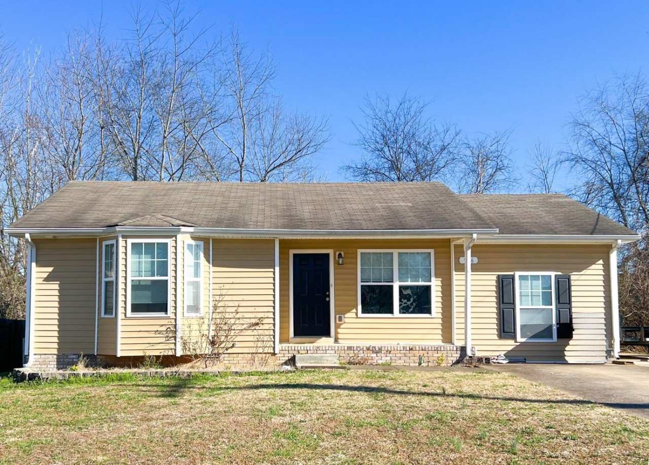 Single-Family in Oak Grove, KY--Fenced Yard, Deck  Garden Space!