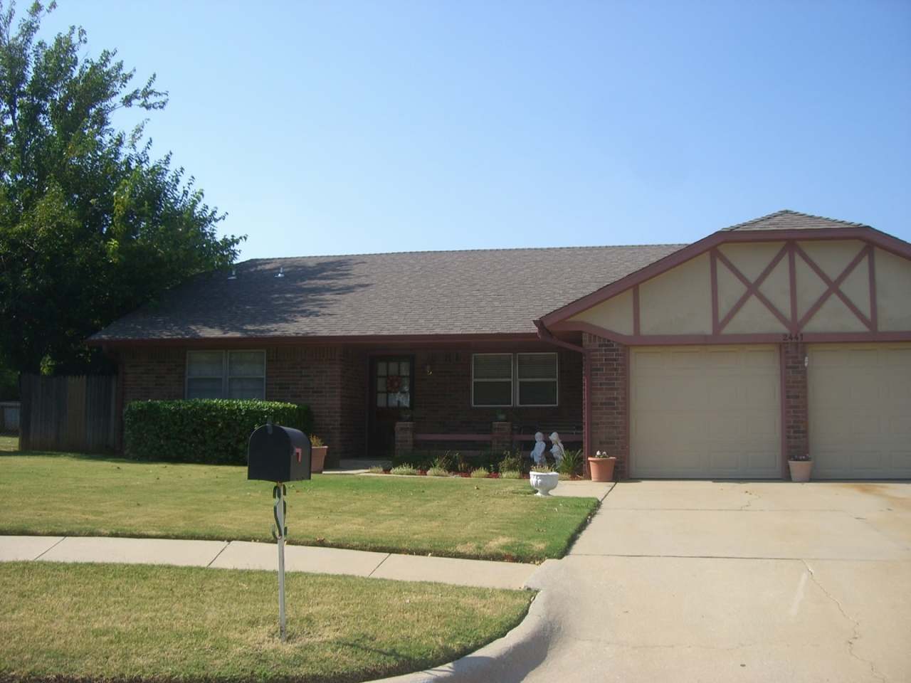 3 bed, 2 bath, 2 car garage home for rent near SW 89th and Penn. New Stainless Steel appliances, new ceramic tile and more!